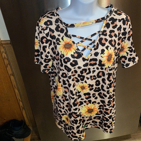 *Keeping* Cheetah Sunflower Top 🌻 🐆 - Picture 4 of 13